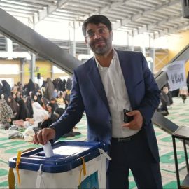 هندس کهنوجی شهردار رفسنجان به همراه شهرداران دهه هشتادی واجد شرایط رای خود را به صندوق انداختند